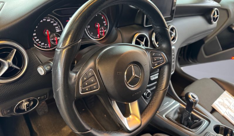 
								Mercedes-Benz Class A 180d Style full									
