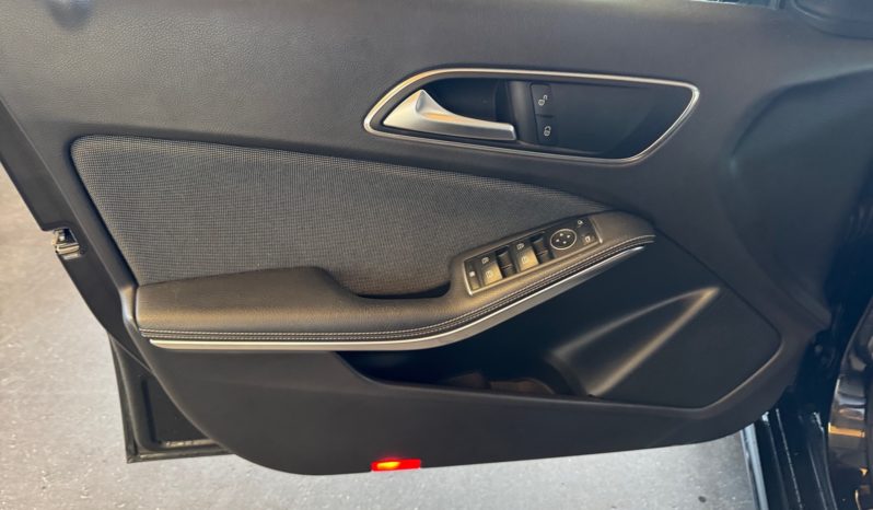 
								Mercedes-Benz Class A 180d Style full									